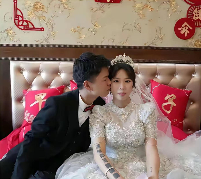 新婚女子手臂成亮点，“满眼都是xxx”，难道新郎一点都不在乎？